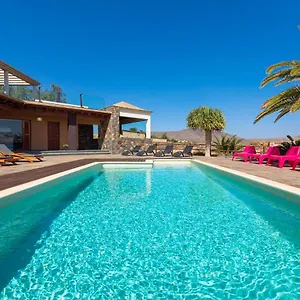 Villa Homeforguest Oasis With Swimming Pool In 4000m2 Garden, Triquivijate